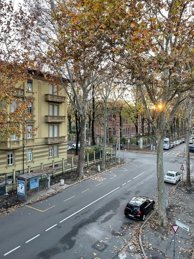 アパート レッジョ・エミリアUn Balcone Sul Centro Storicoアパートメント
